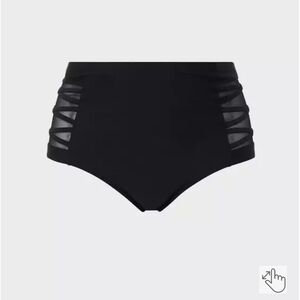 6x Black High-Waist Shorts with Ladder Cutouts